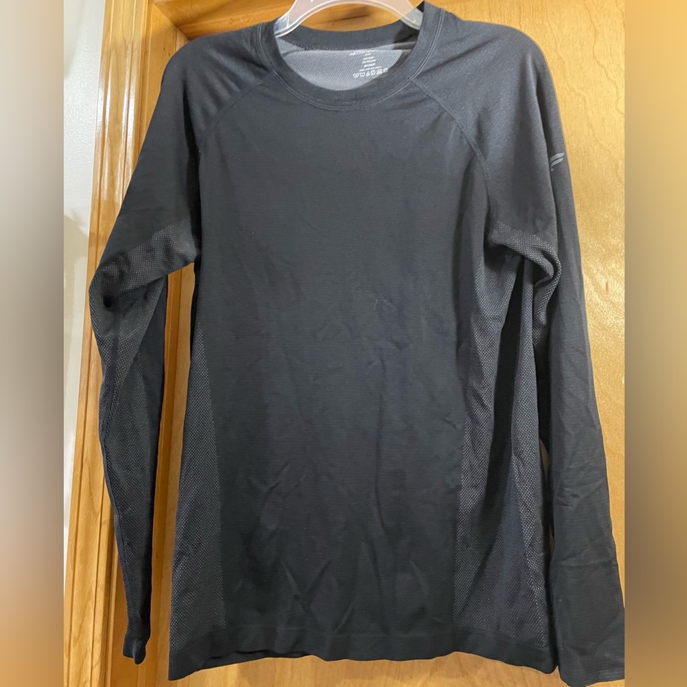 Men’s Medium Fabletics Workout Long-Sleeved Tee